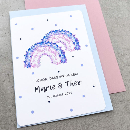 Karte für Glückwünsche zur Zwillingsgeburt mit lila Regenbogen