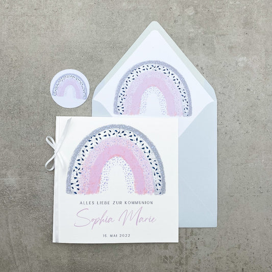 Quadratische Kommunionskarte mit graurosa Regenbogen und grauem Umschlag - KleinArt