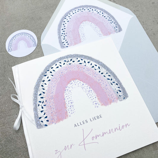 Quadratische Kommunionskarte mit graurosa Regenbogen und grauem Umschlag und Inlay - KleinArt