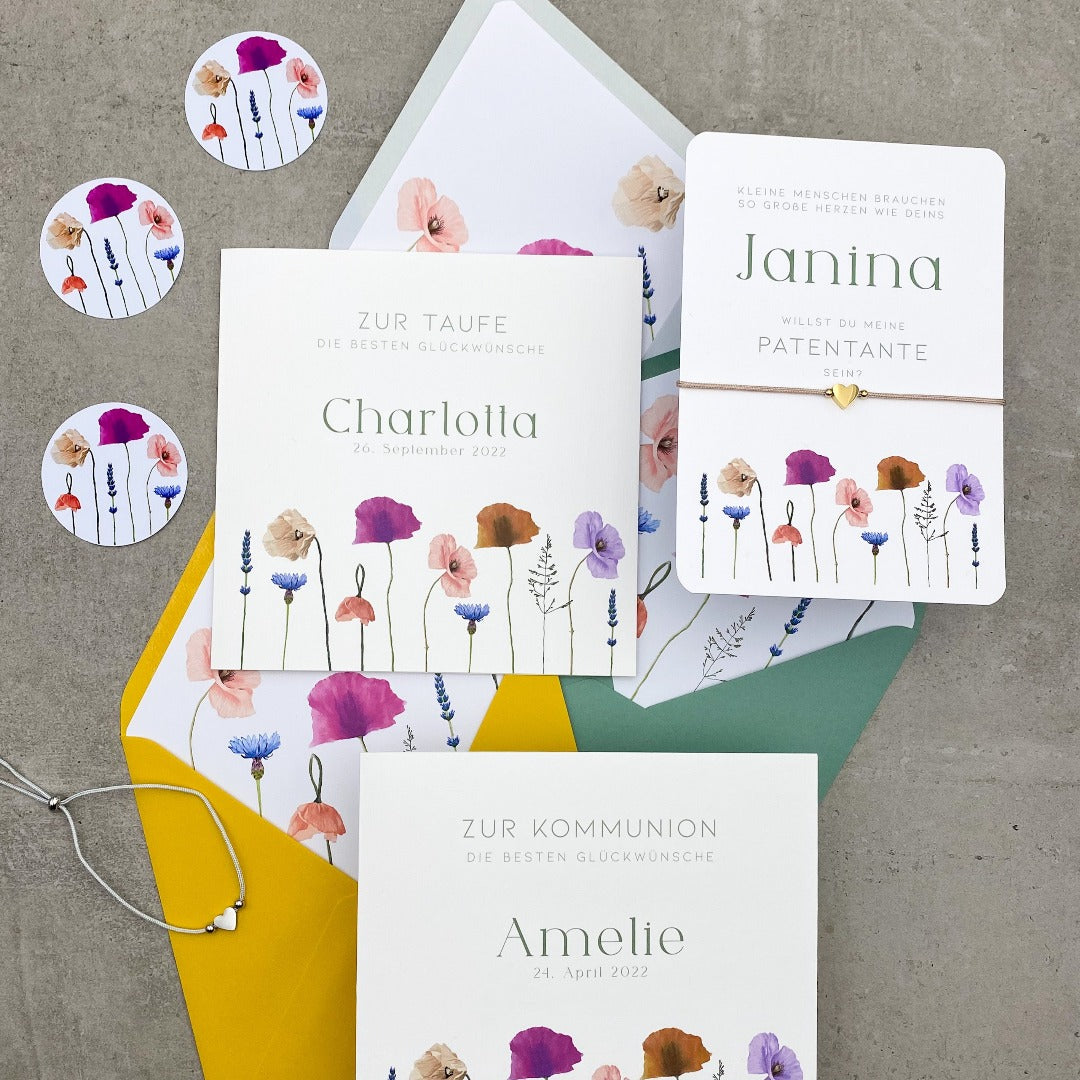 Einladungskarte zur Kommunion mit gezeichneten Mohnblumen, bunten Umschlägen und Aufkleber - KleinArt