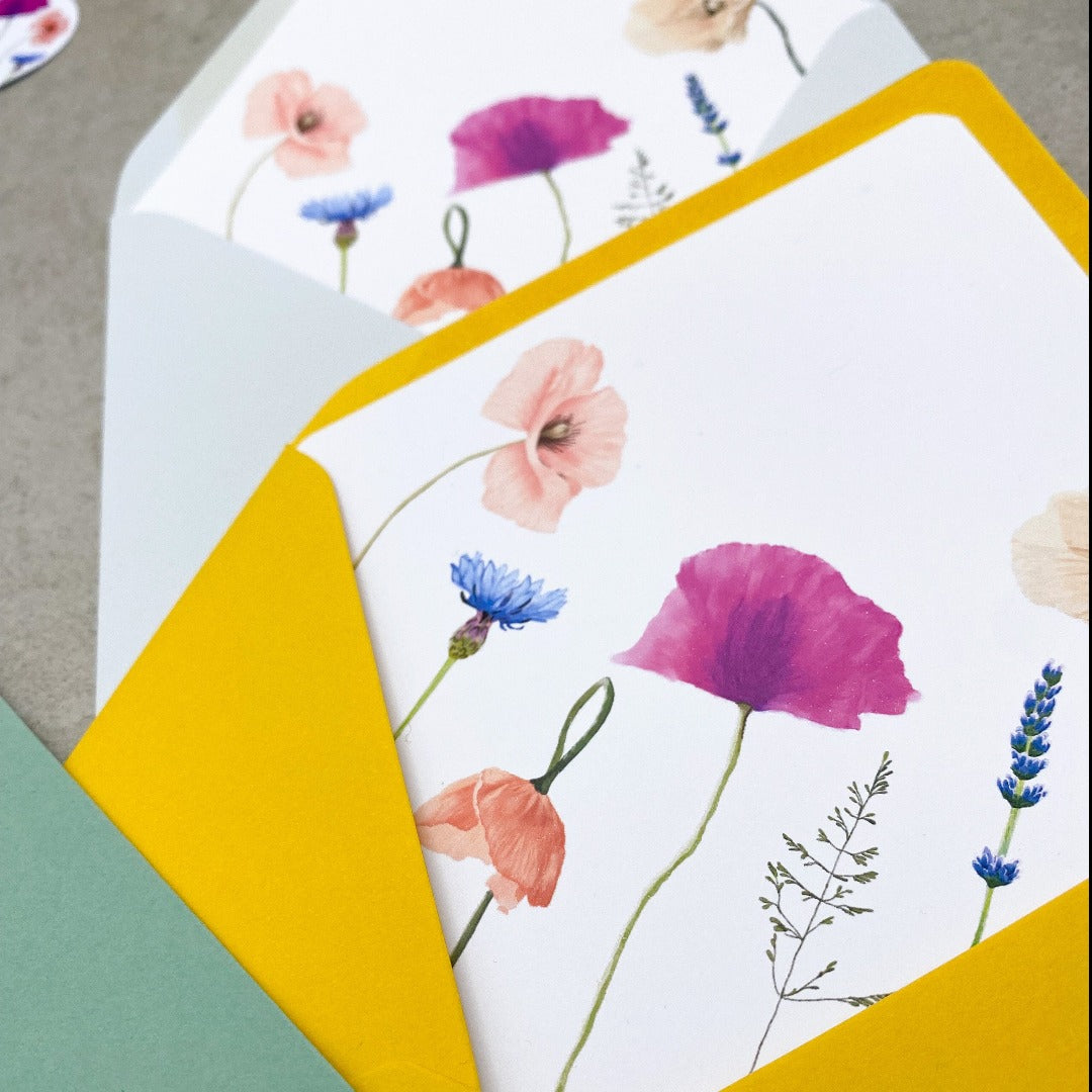 Einladungskarte zur Kommunion mit gezeichneten Mohnblumen und verschiedenen farbigen Umschlägen - KleinArt