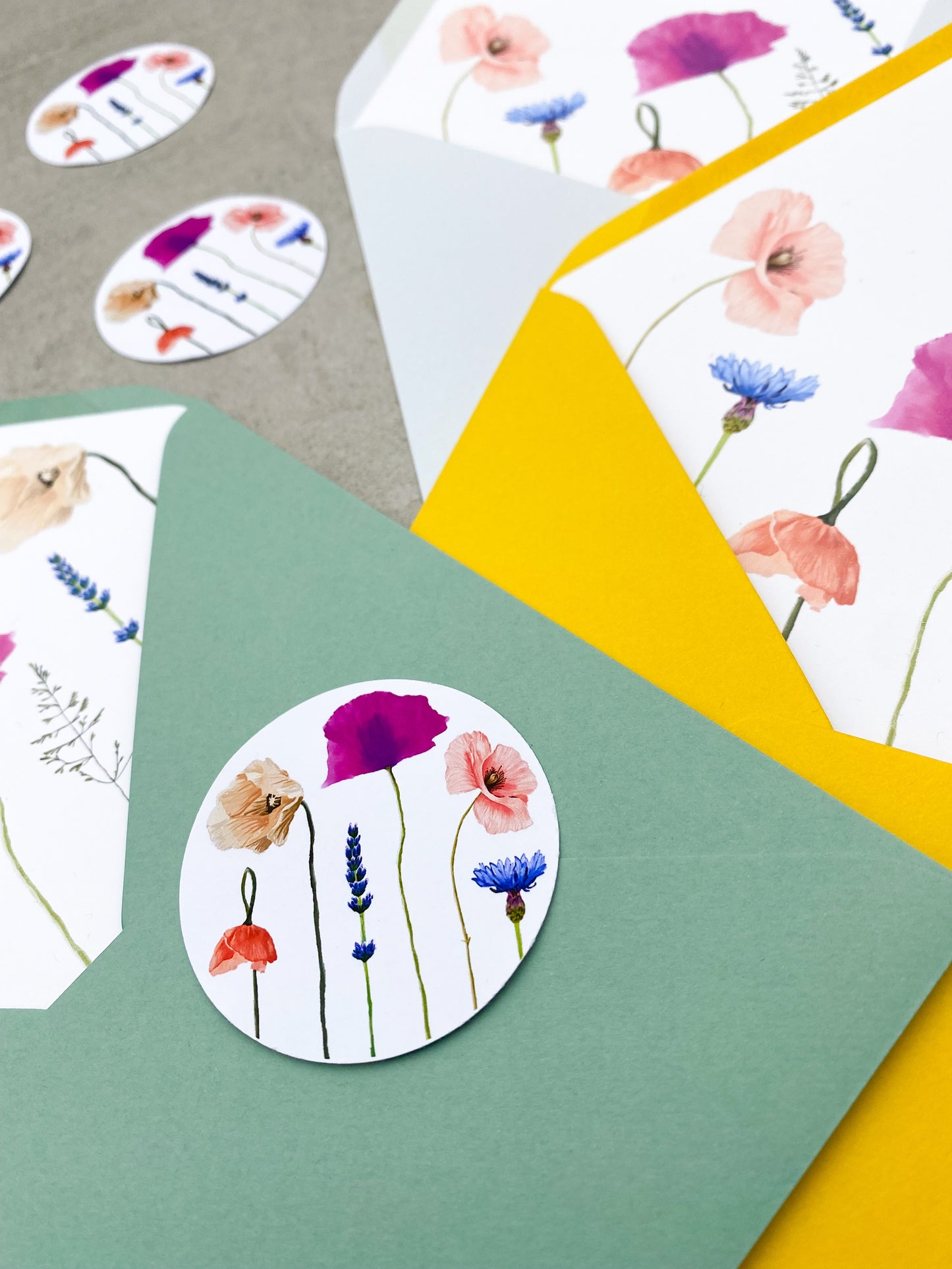Einladungskarte zur Kommunion mit gezeichneten Mohnblumen, die farbigen Umschläge haben ein gezeichntetes Inlay - KleinArt