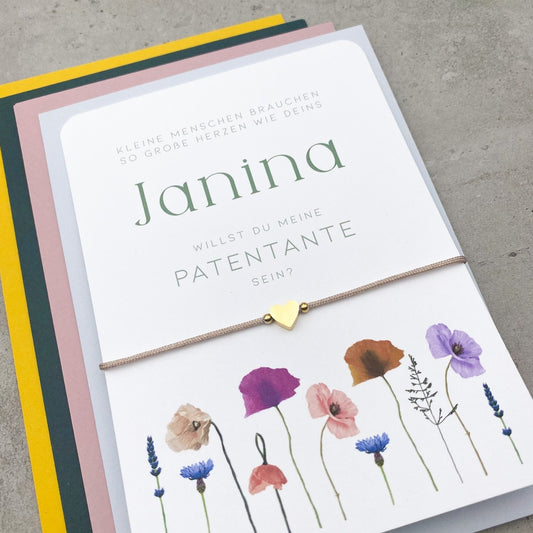 Karte für Taufpatin mit goldenem Herzarmband und gezeichneten Wildmohnblumen und verschiedenen farbigen Umschlägen- KleinArt